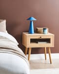 Miniatyrbillede 2 af 9: Natbord lyst træ spånplade fyrretræ ben 1 skuffe glasdør opbevaring minimalistisk stil