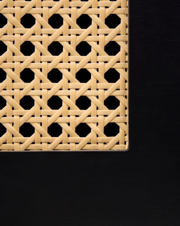 Sengebord Sort MDF-sengebord med rattanfront i boho-stil