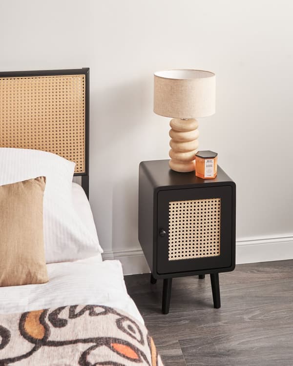 Sengebord Sort MDF-sengebord med rattanfront i boho-stil