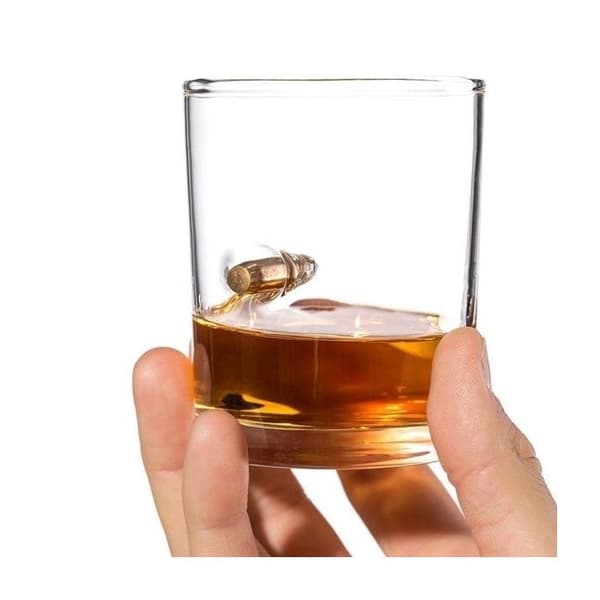 Whiskyglas täckt med en riktig kula Alkoholglas