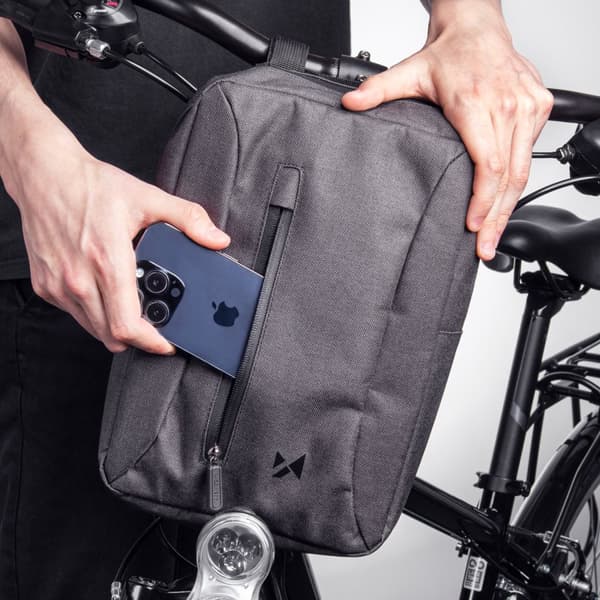 Grå cykeltaske til tablet fastgjort til styret med en skulderrem