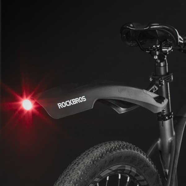 Bakre cykelskärm med rött LED-ljus - svart