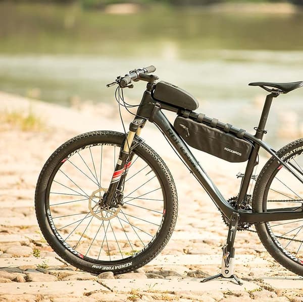 Hård, vandtæt cykelsteltaske. 1,6L sort
