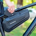 Miniatyrbillede 5 af 6: Hård, vandtæt cykeltaske fastgjort til stellet, 1,5L, sort