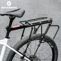 Miniatyrbillede 2 af 6: Slidstærkt cykelstativ med hylde, sadelfunktion og sort LED-baglygte
