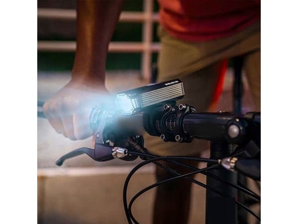 Blackburn BLACKBURN DAYBLAZER lys foran 1000 lumen, bak 65 lumen (NY)