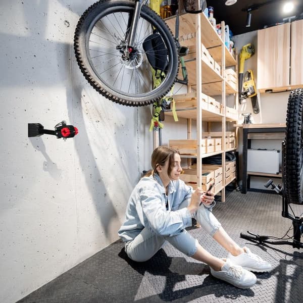 Relaxdays stöttande väggfäste för cykel, ram: 25-40 mm, upp till 20 kg, klämma för reparation, garage och verkstad, svart - röd