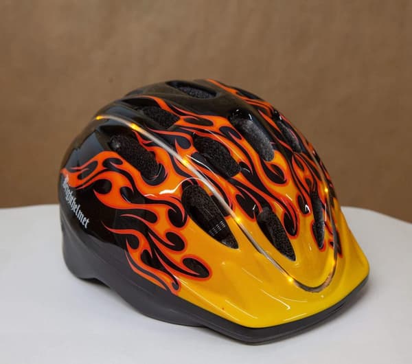 LYSANDE CYKELHJÄLM Barn svart /flammor