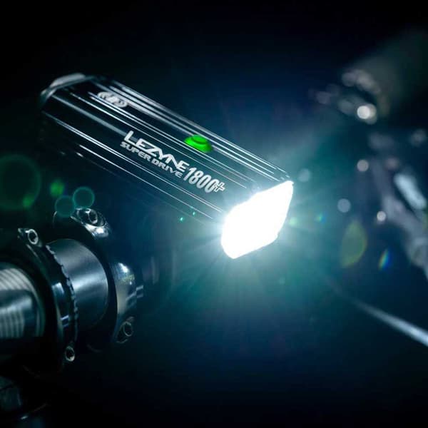 Lezyne Lys Sæt Super Drive Smart 1800+/ktv Pro Smart Loaded Kit Søvfarvet 1800 / 75 Lumens