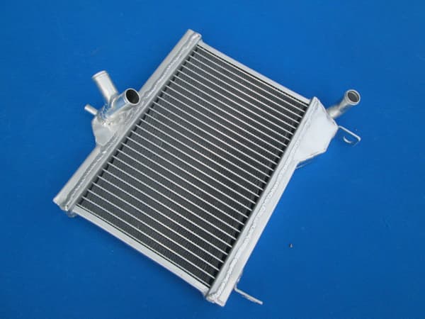 Aluminiumradiator, forbedret kølekapacitet, holdbar legeringskonstruktion, præcisions TIG-svejsning.