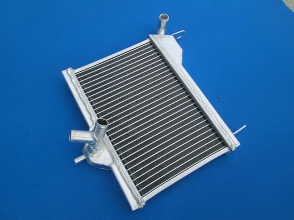 Aluminiumradiator, forbedret kølekapacitet, holdbar legeringskonstruktion, præcisions TIG-svejsning.