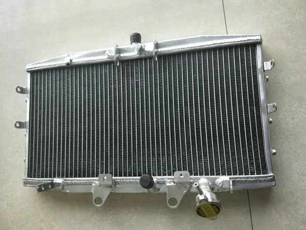 Aluminiumkøler, Perfekt Pasform til Triumph Rocket III 2300cc, Forbedret Køleydelse, Inkluderer Kølerlåg