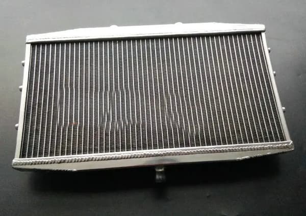 Aluminiumkøler, Perfekt Pasform til Triumph Rocket III 2300cc, Forbedret Køleydelse, Inkluderer Kølerlåg