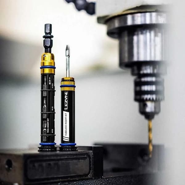Däckreparationskit - Lezyne - Dubbelinsats - Svart - CNC-aluminium
