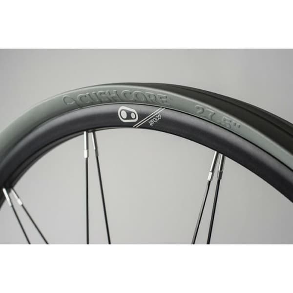 Ett par skuminsatser med ventiler ingår CushCore pro - Les Canadiens - 29 tum - Svart - MTB