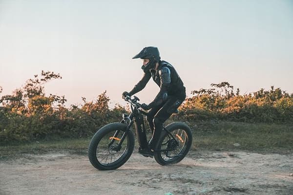 DYU KING750 elcykel 45km/h 750W 48V 20Ah aluminiumhjul 26" svart