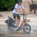Miniatyrbild 2 av 6: Laddning - LANKELEISI Wombat-1 Elcyklar Motor 1000W Batteri 48V20AH 46km/h 70km Shimano 7 växlar 20"*3.0 Svart Orange