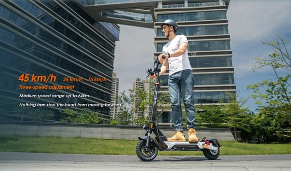 Kukirin M4 Max elscooter, 800W borstlös motor, 45 km/h, 18Ah batteri upp till 64 km, ljus silverdesign!