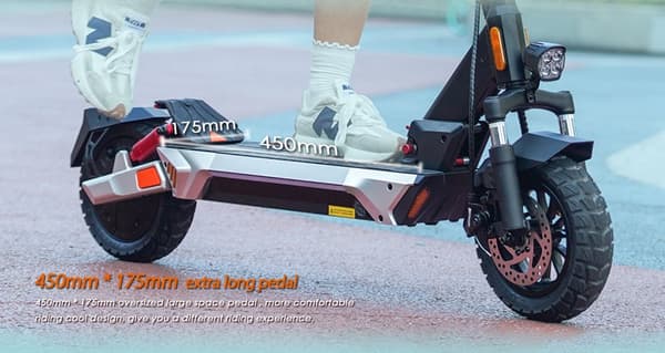 Kukirin M4 Max elscooter, 800W borstlös motor, 45 km/h, 18Ah batteri upp till 64 km, ljus silverdesign!