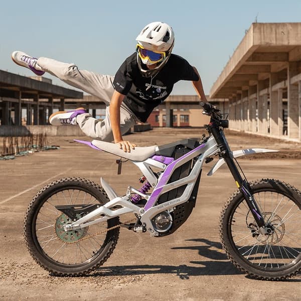 79BIKE Falcon Pro, 10 kW motor, 72V 35Ah batteri, räckvidd 120 km, toppfart 85 km/h,Elektrisk Dirt Bike-Vit och röd