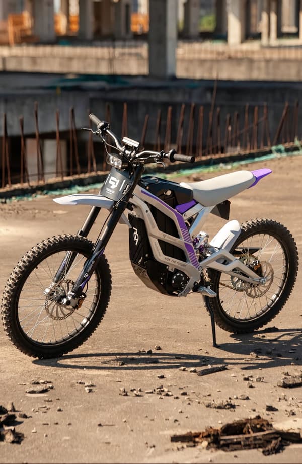 79BIKE Falcon Pro, 10 kW motor, 72V 35Ah batteri, räckvidd 120 km, toppfart 85 km/h,Elektrisk Dirt Bike--Vit-lila