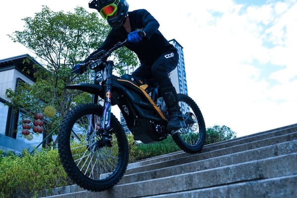 79BIKE Falcon Pro, 10 kW motor, 72V 35Ah batteri, räckvidd 120 km, toppfart 85 km/h,Elektrisk Dirt Bike- Svart och gul