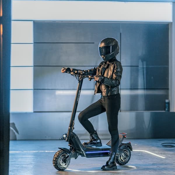 JOYOR E6-S elskoter, 2*1600 motorer, 60V31.5AH batteri, 11 tums däck och NFC upplåsning.