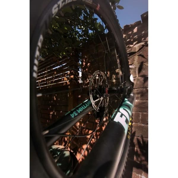 Cykelhållare - Clug - Väggmodell - Färg svart/vit - Dimensioner 9,9 x 5,5 cm - Vikt 120g