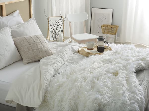 Sengetæppe Hvid Akryl Polyester 200 x 220 cm Dekorativ Fluffet Plaid i Imiteret Pels til Stue Sofa eller Soveværelse Indretning Tilbehør