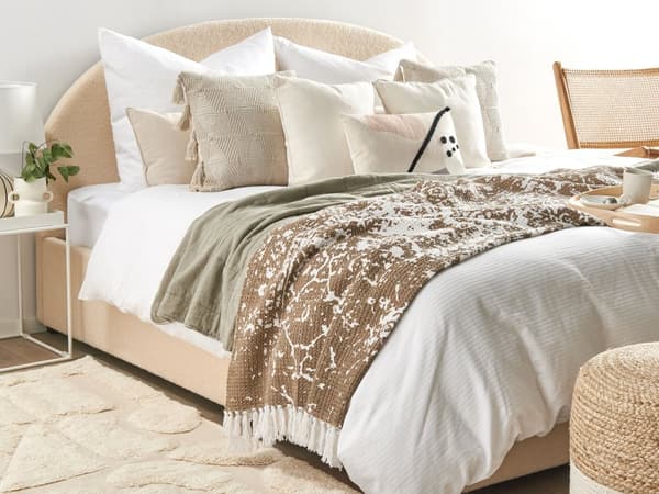 Torkkupeitto ruskea beige puuvilla 130 x 180 cm konepestävä abstrakti kuvio hapsuilla moderni boho tyyli