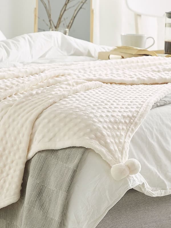 Filt Beige Polyester 200 x 220 med Pom Poms Popcorntextur Mjuk Sängöverkast