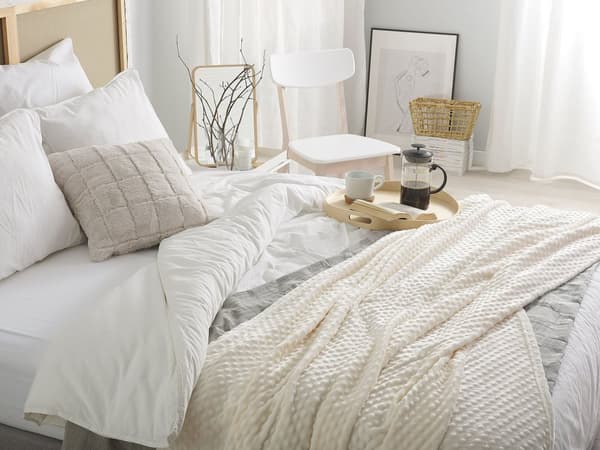 Filt Beige Polyester 200 x 220 med Pom Poms Popcorntextur Mjuk Sängöverkast