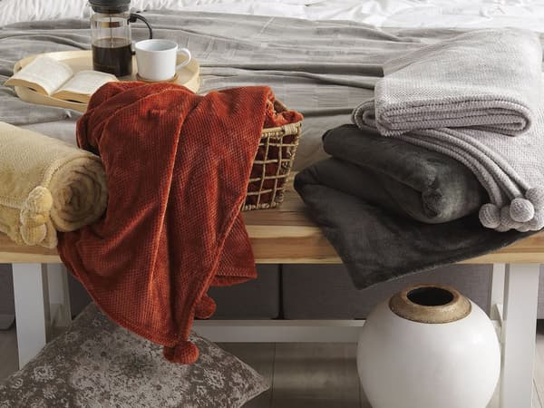 Filt Guldbrun Polyester 200 x 220 med Pom Poms Mjukt överdrag