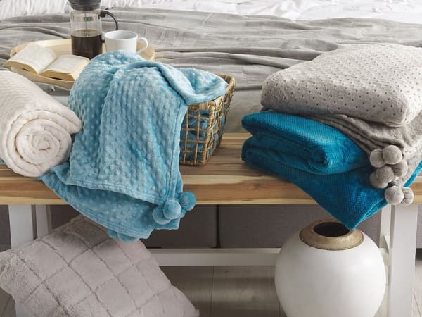 Filt Ljusblå Polyester 150 x 200 med Pom Poms Popcorntextur Mjuk Sängöverkast