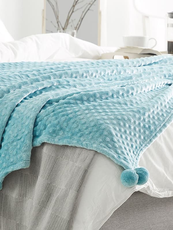 Filt Ljusblå Polyester 150 x 200 med Pom Poms Popcorntextur Mjuk Sängöverkast
