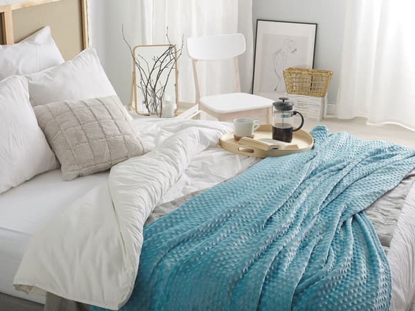 Filt Ljusblå Polyester 150 x 200 med Pom Poms Popcorntextur Mjuk Sängöverkast