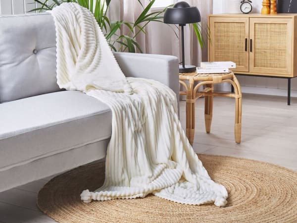 Filt Vit Polyester 150 x 200 cm Ribbad struktur med Pom-Poms Sängkläder