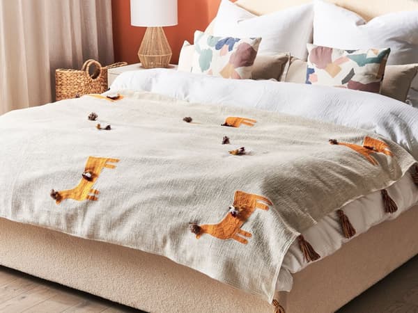 Tæppe Beige og orange bomuld 130 x 180 cm Håndlavet broderi Sengetæppe hyggelig Lama Mønster med kvaster orientalsk dekor