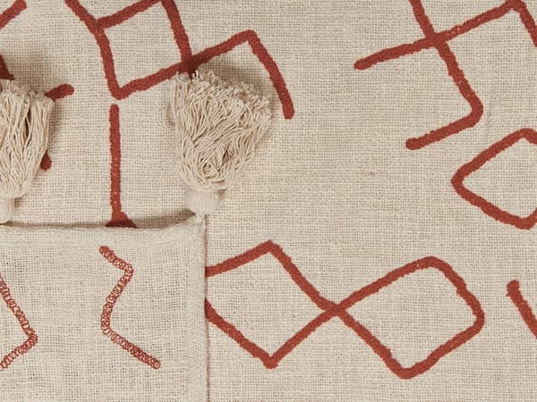 Huopa beige/punainen 130 x 180 cm puuvilla tupsut viltti käsin valmistettu boho retro
