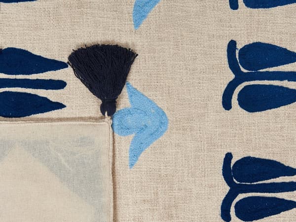 Huopa beige/sininen 130 x 180 cm puuvilla tupsut viltti käsin valmistettu boho retro