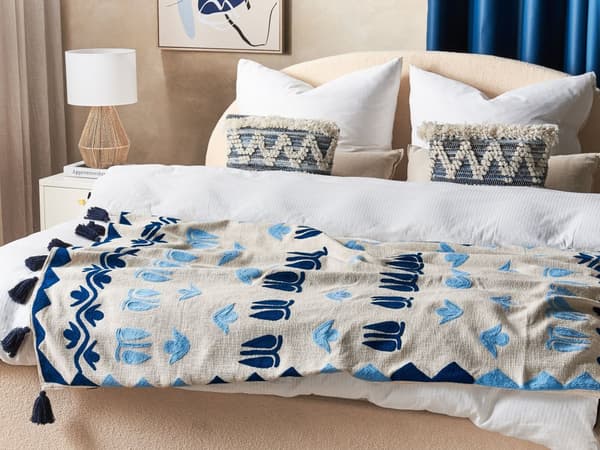 Huopa beige/sininen 130 x 180 cm puuvilla tupsut viltti käsin valmistettu boho retro