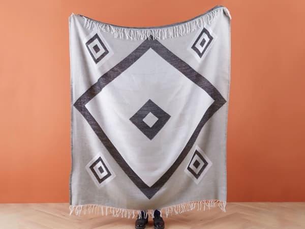 Plaid Sort Grå Akryl og Polyester 130 x 170 Dekorativ Blød Slumretæppe med Frynser Kvaster til Sofaen Sengen Tilbehør Sengetæppe Indendørs