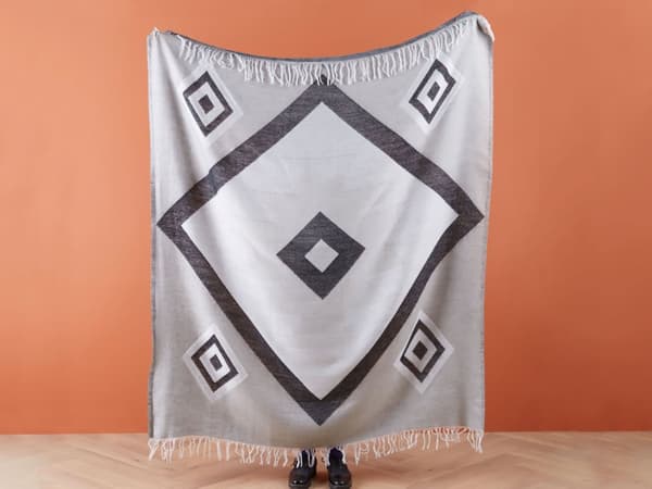 Viltti harmaa 130 x 170 cm akryyli polyesteri geometrinen kuvio tupsut moderni