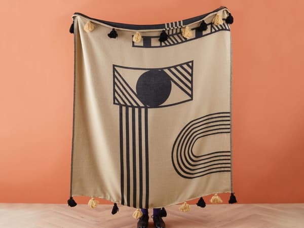Viltti beige musta 130 x 170 cm akryyli polyesteri abstrakti kuvio tupsut moderni