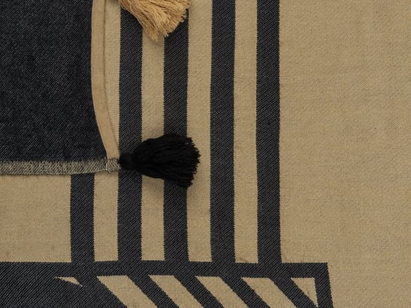 Viltti beige musta 130 x 170 cm akryyli polyesteri abstrakti kuvio tupsut moderni