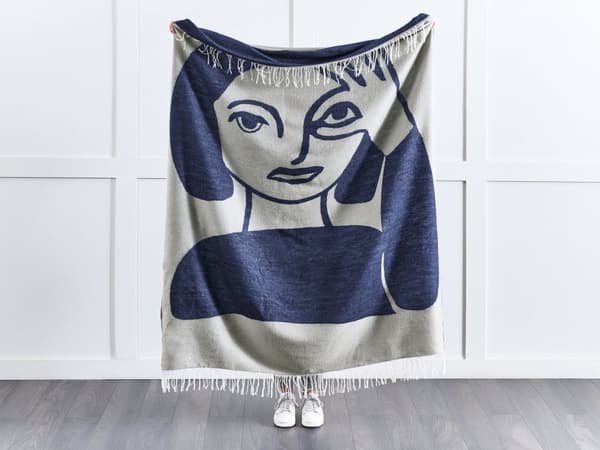 Huopa beige/sininen polyesterin ja akryylin sekoitus 130 x 170 cm naisen kuvalla