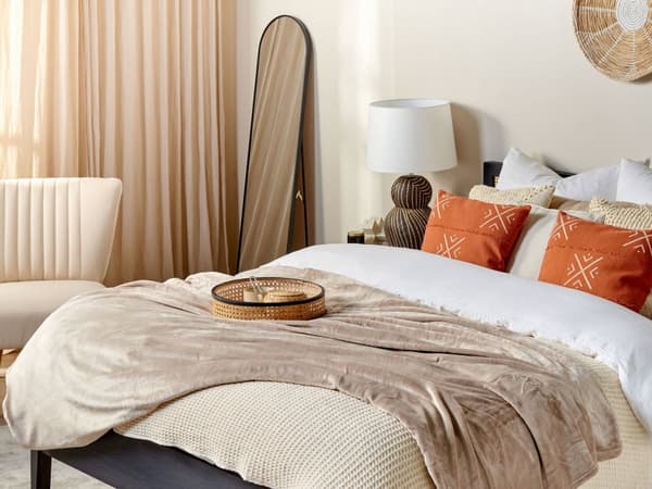 Fleecetæppe Beige Polyester 200 x 220 cm Blød Hyggetæppe til Sofaen Plaid til Seng Dekoration Moderne Tilbehør Varm Tæppe