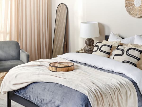 Pledd Off White Polyester 150 x 200 cm Mykt Moderne design Sengeteppe Dekorativt Tilbehør Tekstiler Soverom Stue