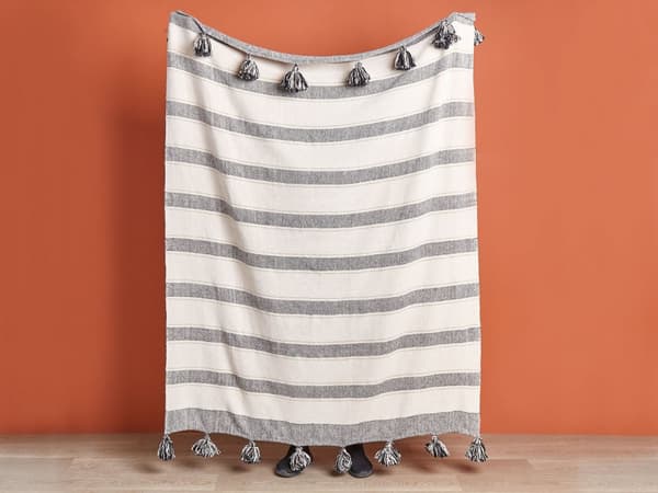 Torkkupeitto beige harmaa 130 x 170 cm puuvilla polyesteri käsintehty tupsut raidallinen boho
