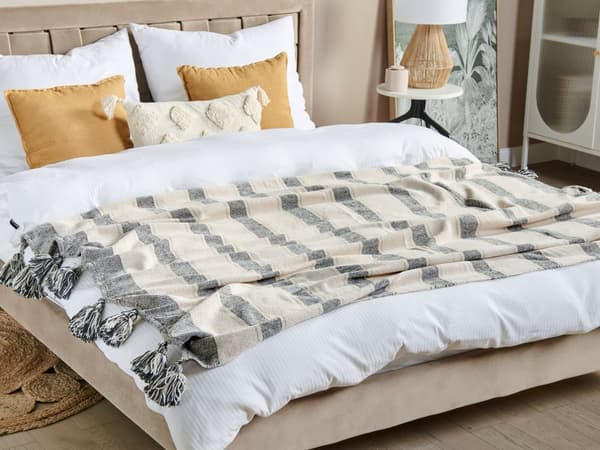 Torkkupeitto beige harmaa 130 x 170 cm puuvilla polyesteri käsintehty tupsut raidallinen boho